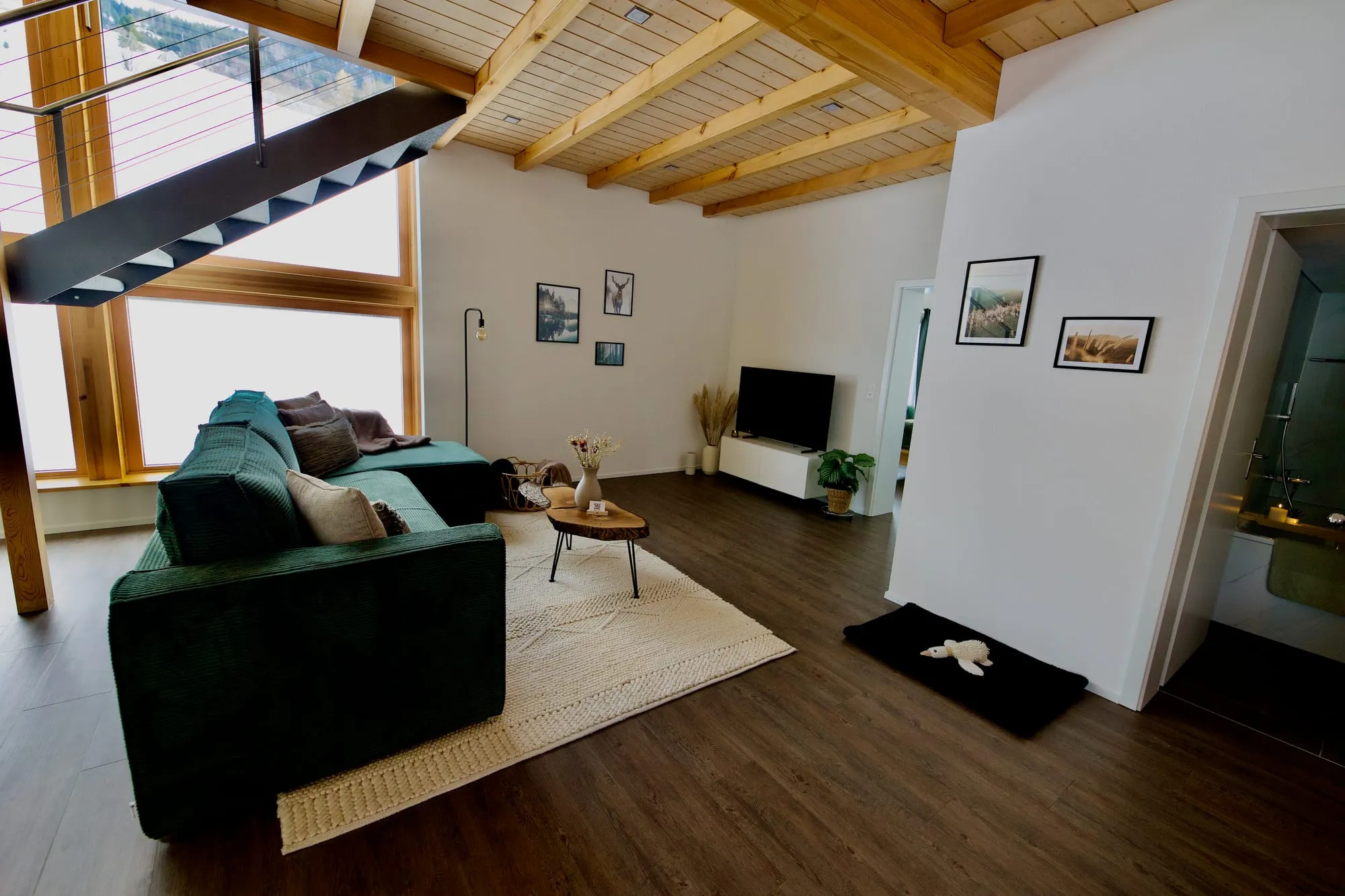 Offener Wohnraum in Louisa’s Gallery mit Galerietreppe